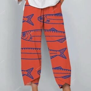 Red-Orange Fish Print Women's Cropped Pants
